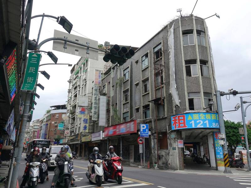 三重區林先生為讓老宅以嶄新形式傳承，林先生整合鄰居向市府申請立面修繕，透過外牆鋁板美化，規劃收納電信與冷氣管線。（圖由新北市都更處提供）