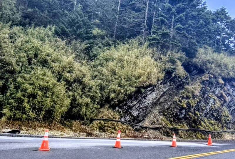 合歡山區部分路面出現結冰現象，警方已擺放交通錐警示。（圖由太管處提供）