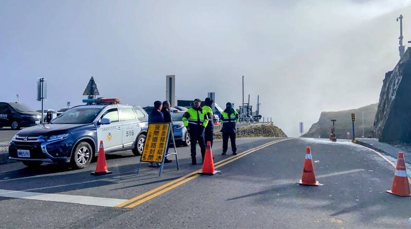 合歡山區道路出現結冰現象，警方已出動疏導交通。（圖由太管處提供）