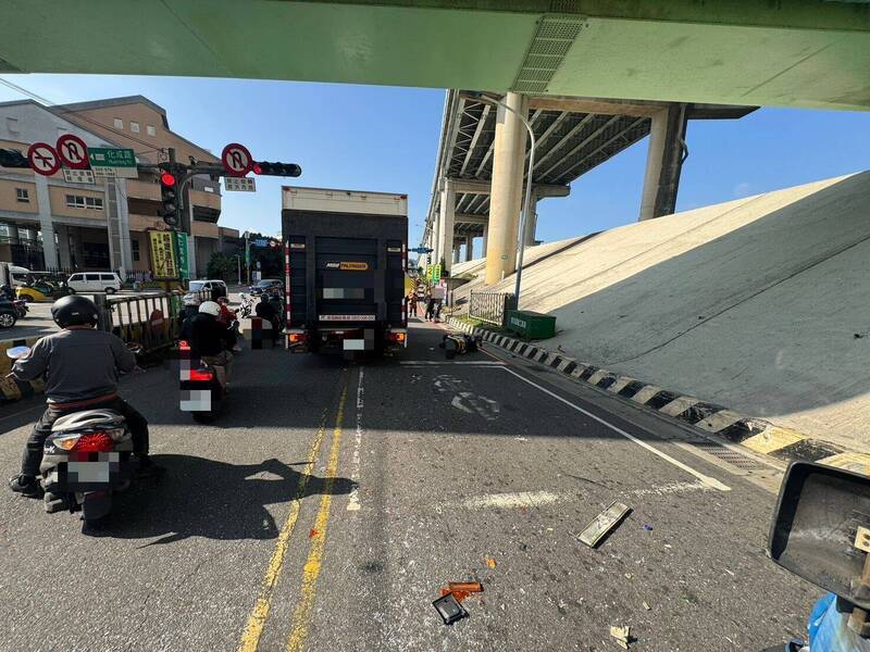 又是疲勞駕駛!他精神不濟未注意前方 二重疏洪道連撞貨車和機車釀4傷