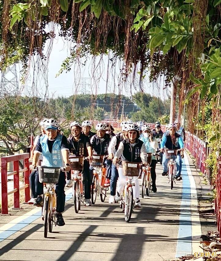 台中里長騎YouBike視查建設 民眾讚「里長伯來巡田水」
