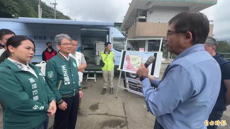 立委王正旭今與基隆市議員吳驊珈，勘查新山給水廠八堵抽水站並聽取簡報。（記者黃政嘉攝）