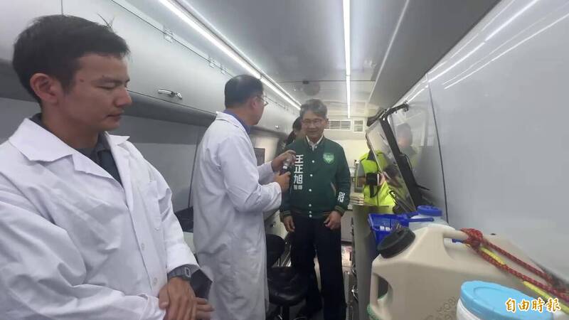 立委王正旭現勘水質行動檢驗車，了解原水監測情況與應變流程。（記者黃政嘉攝）