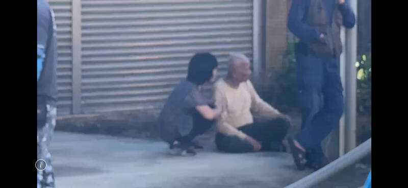 8旬阿公逃出瘫坐地上。（民众提供）