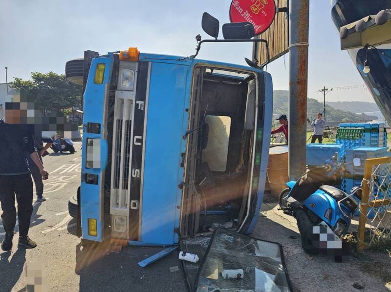 李男驾驶水泥预拌车翻覆。(警方提供)