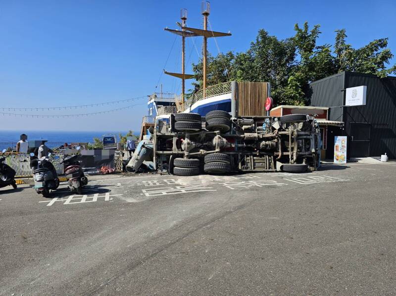 李男驾驶水泥预拌车翻覆。(警方提供)