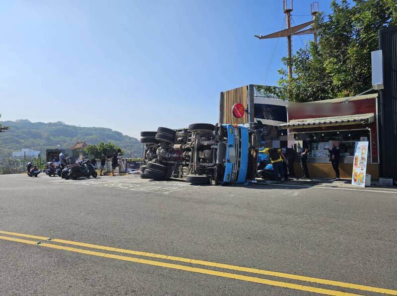 李男驾驶水泥预拌车翻覆，压坏周边三车。(警方提供)
