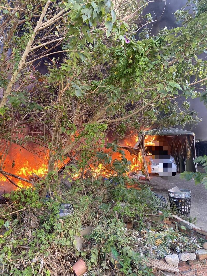 苑裡雜草火警  掀背車遭火舌吞沒