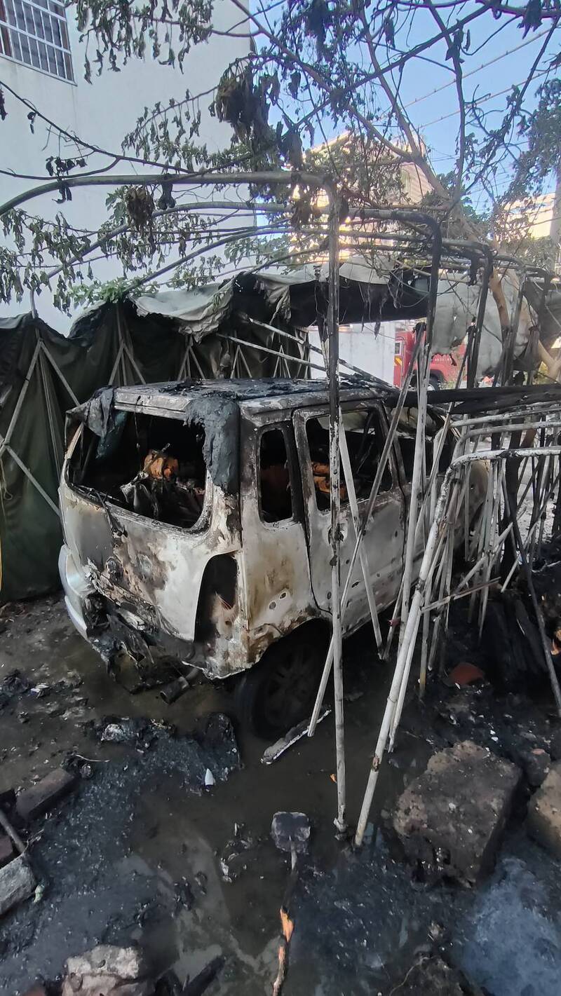 杂草火警延烧，汽车被波及烧毁。（民众提供）