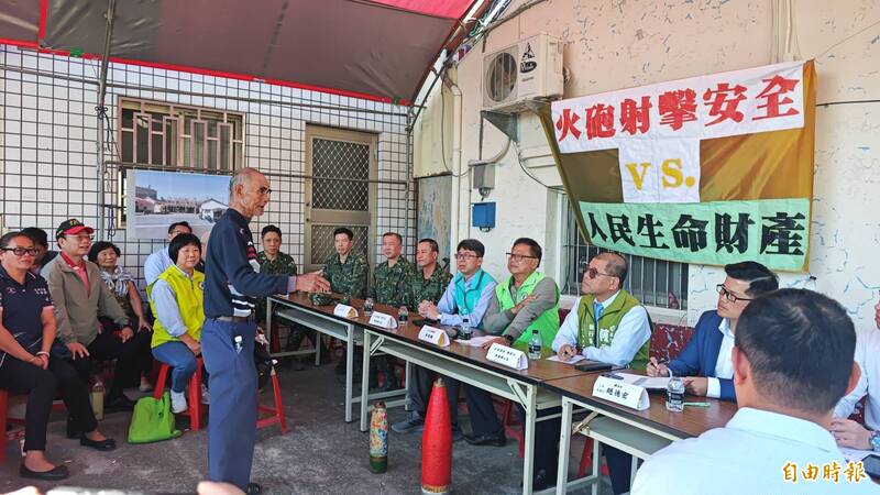 座談會上，一名耆老指出他家曾是受害者，痛批軍方多年來對砲彈訓練的缺失還是沒改善。（記者陳冠備攝）