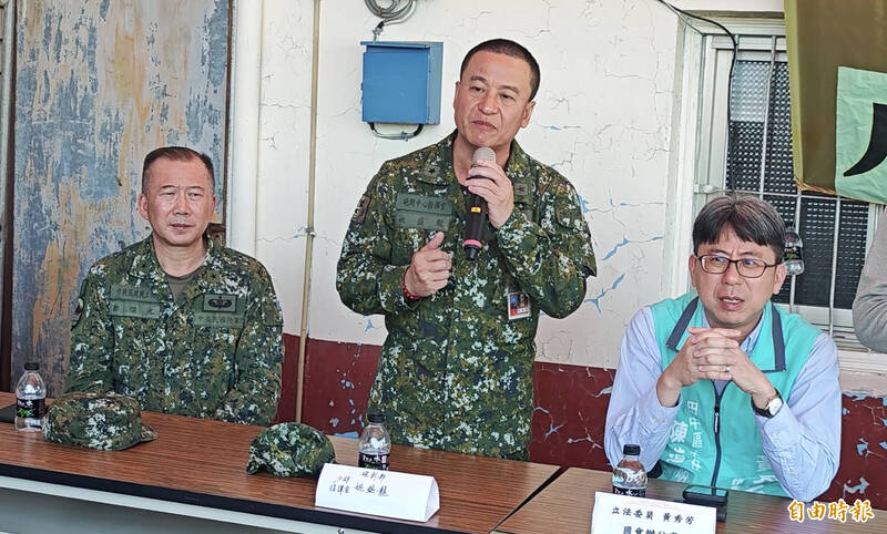 陸軍砲兵部隊測考中心少將指揮官姚盛龍（中）表示，射擊作業前確定彈藥無問題才射擊，前3發均正常，第4發誤擊，主因是推進火藥包不明原因從砲管噴出，使砲彈推進效能失常。（記者陳冠備攝）