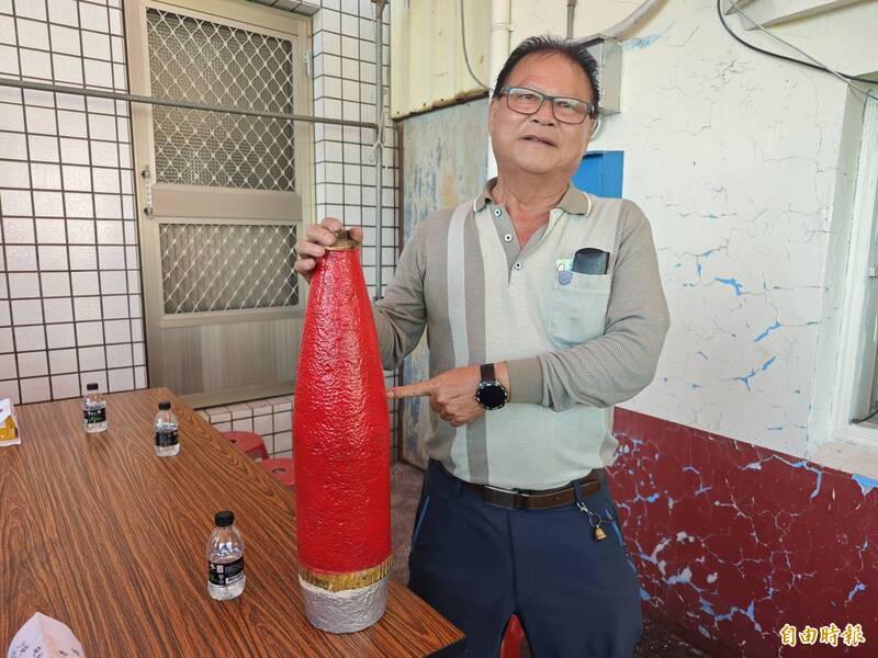 縣議員李俊諭表示，彰化溪州是全台少數位於砲彈飛越線下的社區，這次誤擊讓恐懼全面爆發，要求國防部研議調整射擊陣地。（記者陳冠備攝）