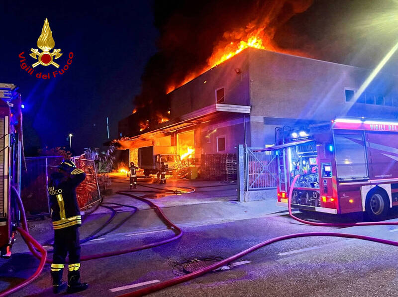 義大利消防隊深夜搶救普拉托一處中國企業倉庫的大火，當局懷疑與近期圍繞「中國卡車」案的暴力縱火攻擊潮有關。（路透）