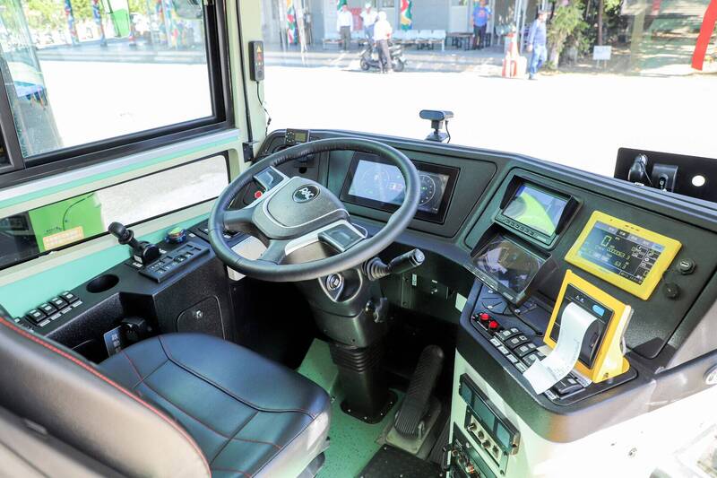 新車內裝設各項新式輔助系統。（嘉義縣政府提供）