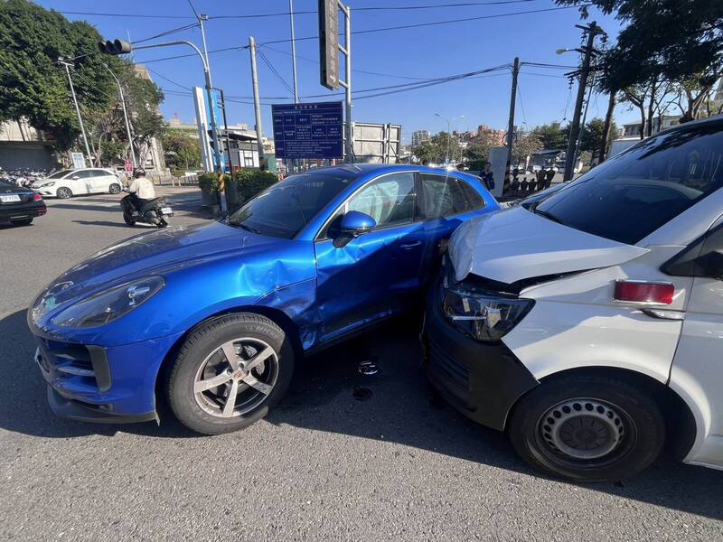 救護車送病患途中與保時捷 Macan碰撞。（圖由警方提供）