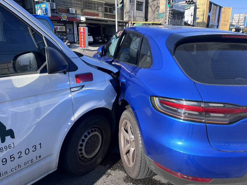 救護車車頭受損，保時捷Macan車身受損。（圖由警方提供）
