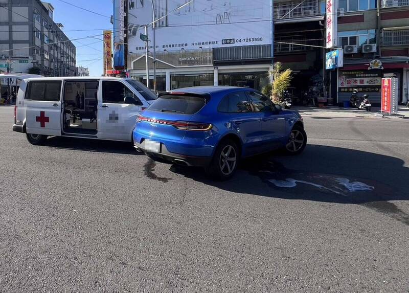 救護車與保時捷Macan在路口發生碰撞。（圖由警方提供）