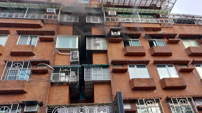 萬芳醫院站對面大樓驚傳火警 消防迅速灌救無人受困