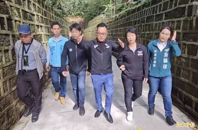 基隆市議會童子瑋（右三）與議員從劉銘傳隧道登上步道，強調他一上任就推動步道改善。（記者盧賢秀攝）