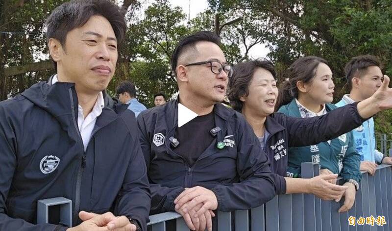 基隆市議會童子瑋（左二）在獅球嶺觀景台眺望基隆港市的美景，強調他一上任就推動步道改善。（記者盧賢秀攝）