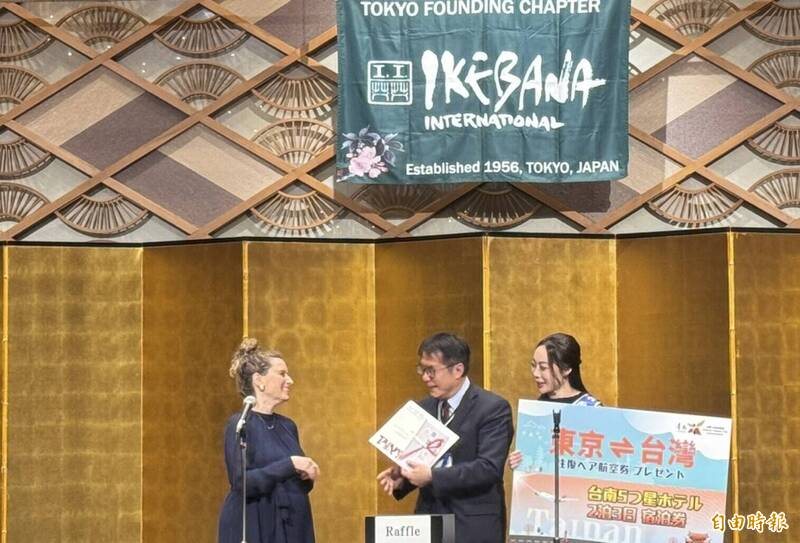 台南市長黃偉哲（中）與匈牙利駐日大使Anna AULNER-BÁLINT女士（左），一同頒發高雄東京來回機票及五星級飯店住宿。（台南市府提供）