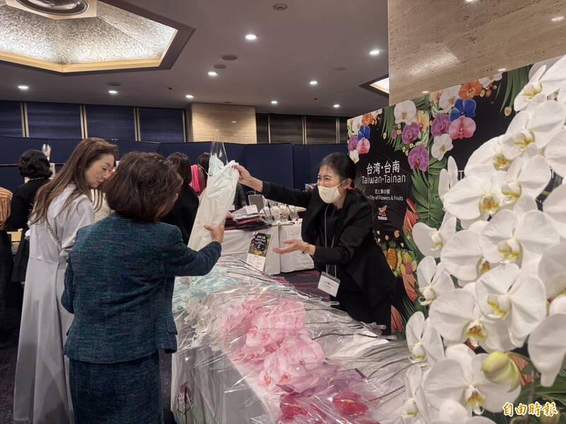 台南花卉在東京國際花道博覽會受到熱烈歡迎。（台南市府提供）
