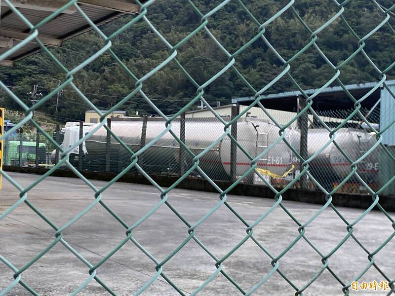 基隆地檢署搜索基隆市將誠公司，約談游姓負責人等7人，查扣公司車輛、油罐車等犯罪工具，並貼上封條。（記者林嘉東攝）