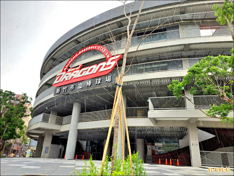 新竹市立棒球場重啟無期，目前棒球場還掛著味全龍主場的招牌。
（記者洪美秀攝）
