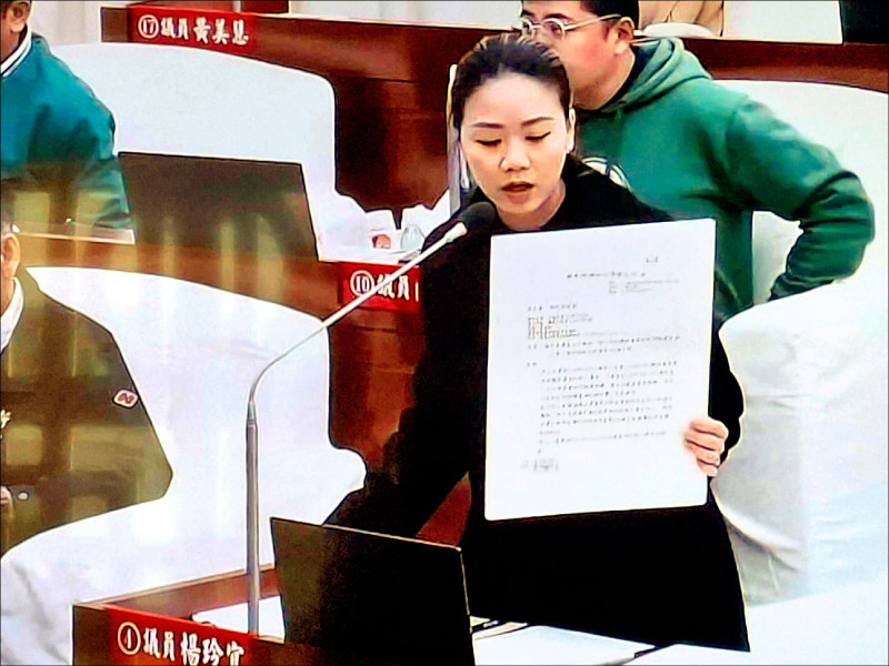 新竹市議員楊玲宜昨在議會出示公文指出，龍來公司委託律師行文給市府，要求返還五百萬元的履約保證金和一〇六八萬投資成本。（記者洪美秀翻攝）