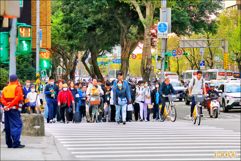 北市多管齊下改善通行環境，但行人政策太多、規則繁亂，圖為基隆路、忠孝東路口人車在斑馬線上爭道。（記者董冠怡攝）