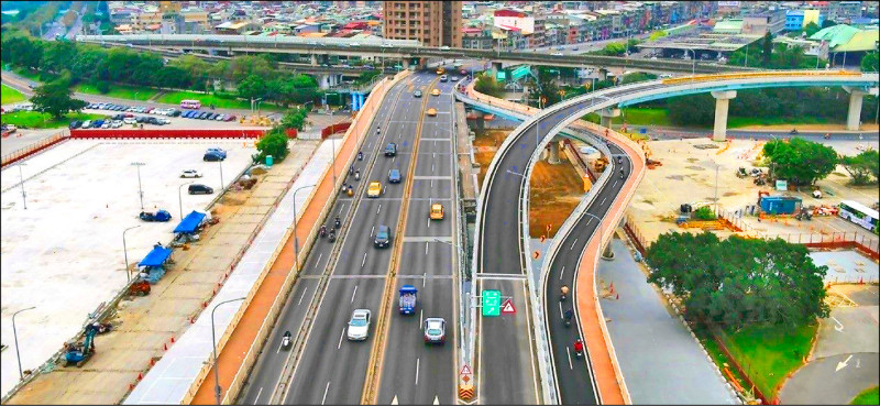 華中橋機車引道事故多 議員促截彎取直