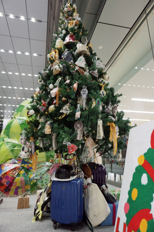 這棵耶誕樹有手持電扇、雨傘! JR博多站「失物招領耶誕樹」創意驚豔