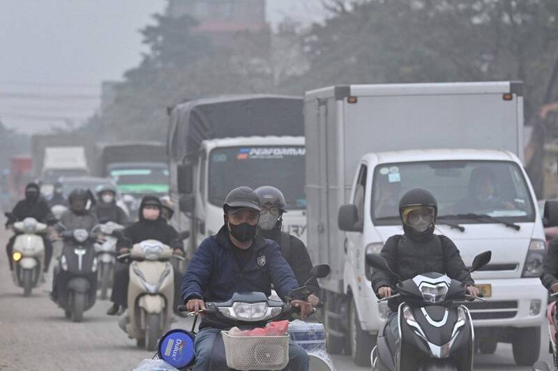 越南首都河內，車輛行駛在嚴重空氣污染的道路上。河內的空氣品質在12月11日跌至全球最差之列，當局宣布2026年7月起管制機車進入市中心。（法新社）
