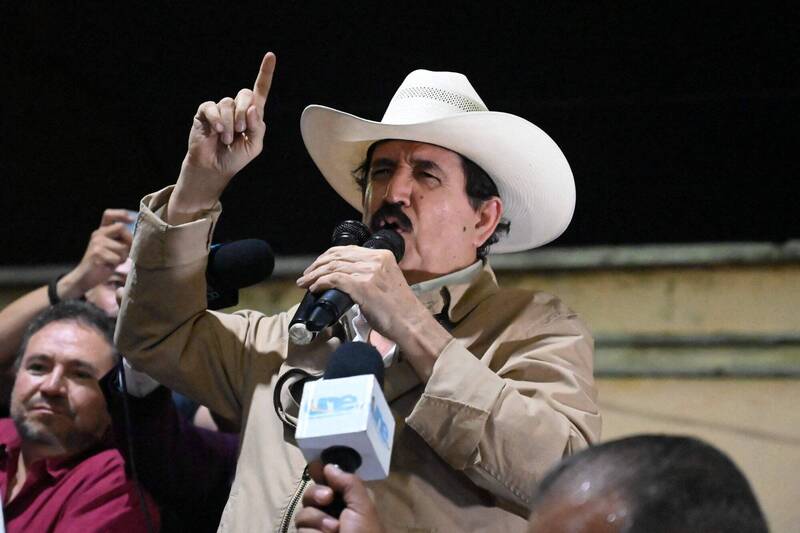 路透報導，自由重建黨現任總統卡斯楚的夫婿、宏國前總統賽拉亞似乎已轉向支持納斯拉亞。（法新社資料照）