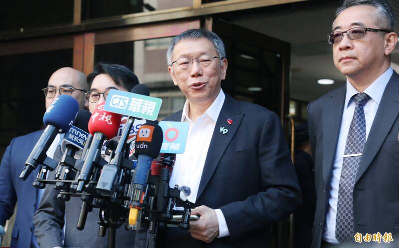 台北地院審理京華城案，11日起進入最後言詞辯論階段，連續兩天將進行「提示證據」程序，包含前台北市長柯文哲（中）等11名被告全數到庭。（記者廖振輝攝）