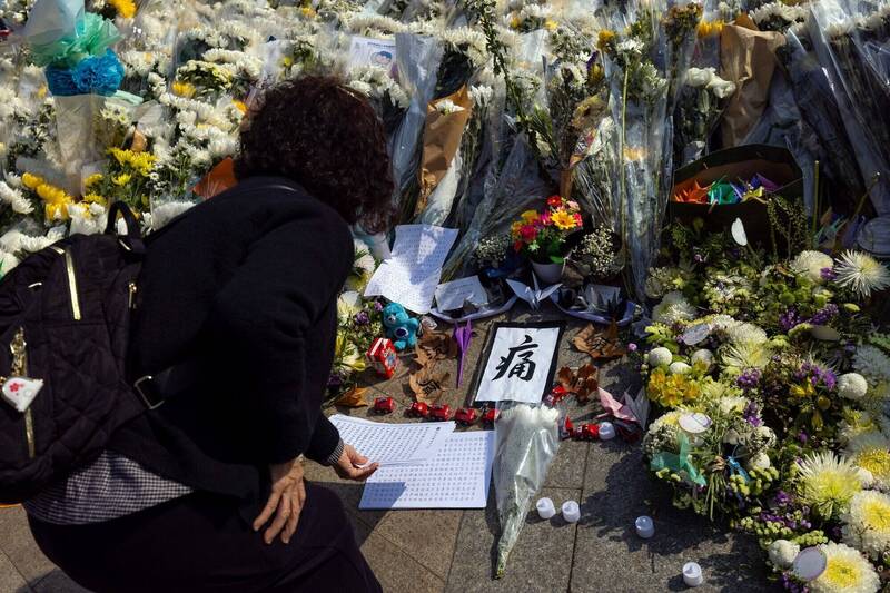 香港大埔宏福苑火災已致160人喪生，圖為當地民眾發起悼念。（彭博資料照）