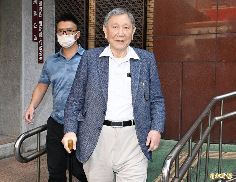 台北地院審理京華城案，11日起進入最後言詞辯論階段，連續兩天將進行「提示證據」程序，威京集團主席沈慶京（右）等11名被告全數到庭。（記者廖振輝攝）