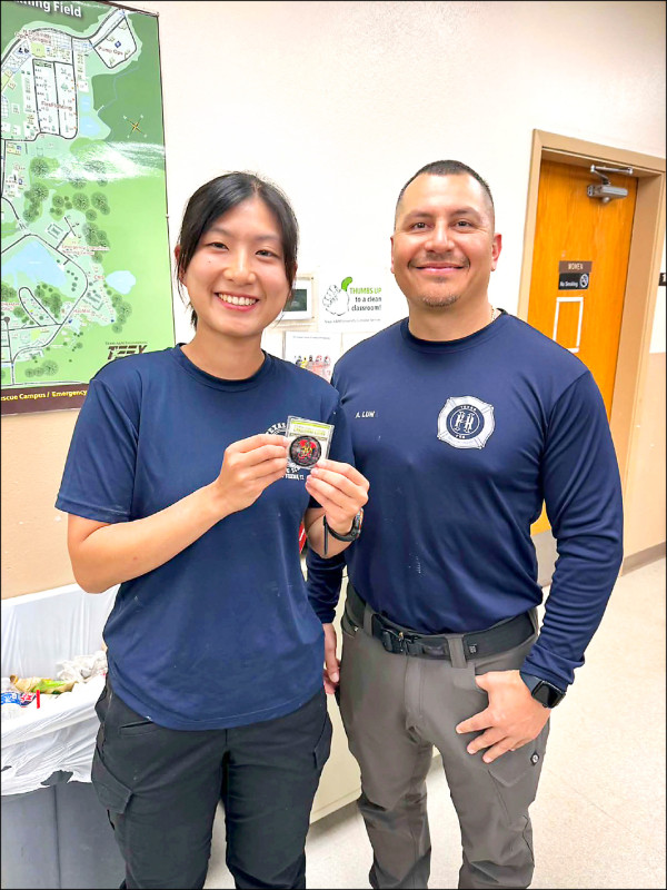 彭楚芸（左）鍾情於消防事務，透過圓夢計畫有機會到美國頂尖機構學習最新技術。（彭楚芸提供）