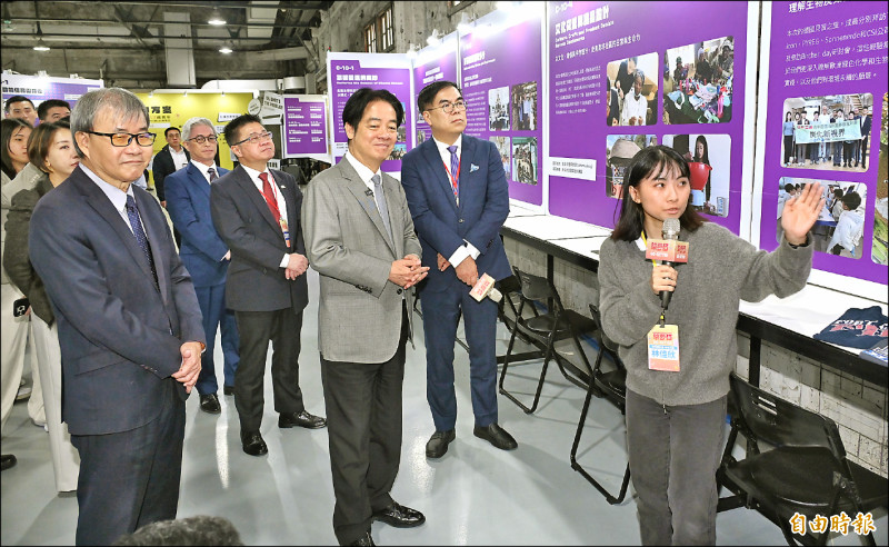 總統賴清德（中）昨日出席「青年百億海外圓夢基金計畫成果交流活動」開展記者會，並聽取青年簡報，介紹在國際舞台的成長與收穫。（記者劉信德攝）