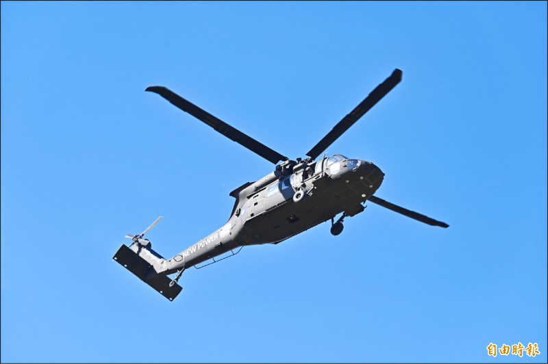 UH-60M 黑鷹直升機在駁二上空滯空懸停演練。（記者李惠洲攝）