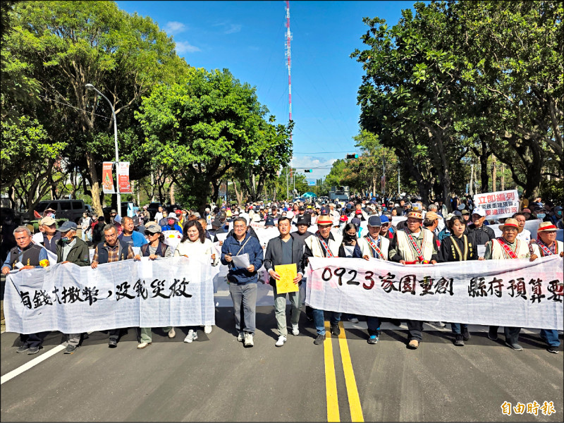 光復、鳳林轟花蓮縣府 有錢放煙火、沒錢救災民