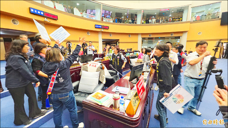 光復及鳳林災民在議會2樓旁聽席，關心議場內議員針對縣府明年總預算未編列重建預算進行攻防。 （記者花孟璟攝）