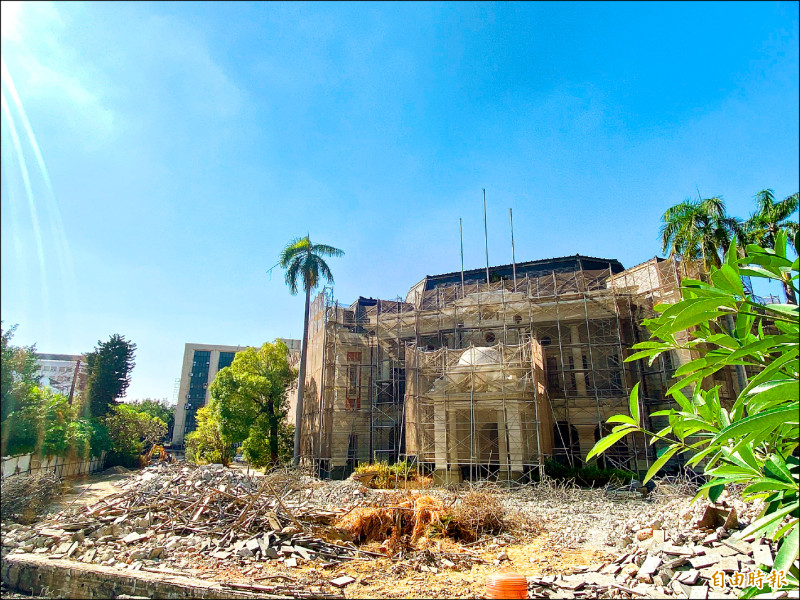 整修挨批像廢墟 台中州廳廣場噴水池拆了