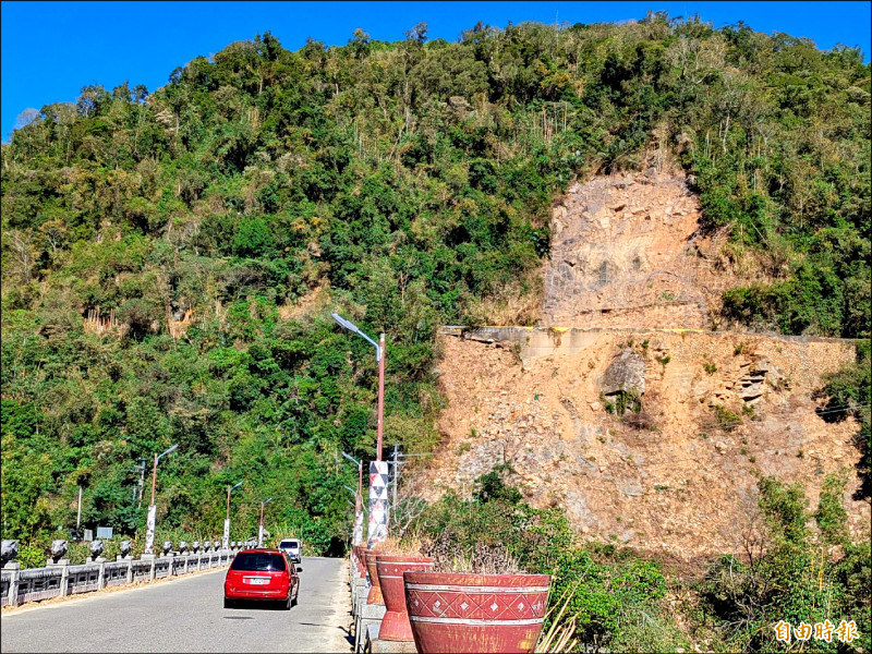 省道台16線水里至信義段，交通部將斥資25億元改善，現也投入1.5億元進行崩坍邊坡保護工程（圖中山壁），確保通行安全。（記者劉濱銓攝）