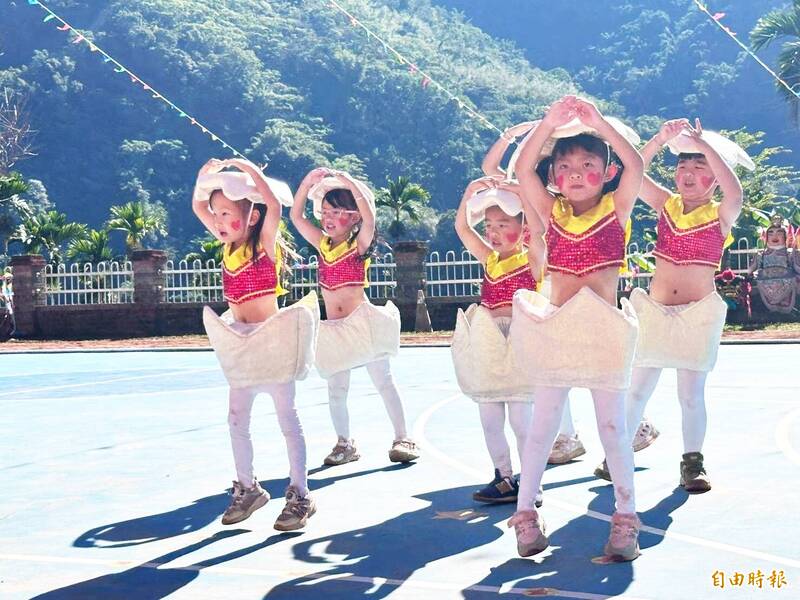 學童在校慶表演。（記者林宜樟攝）