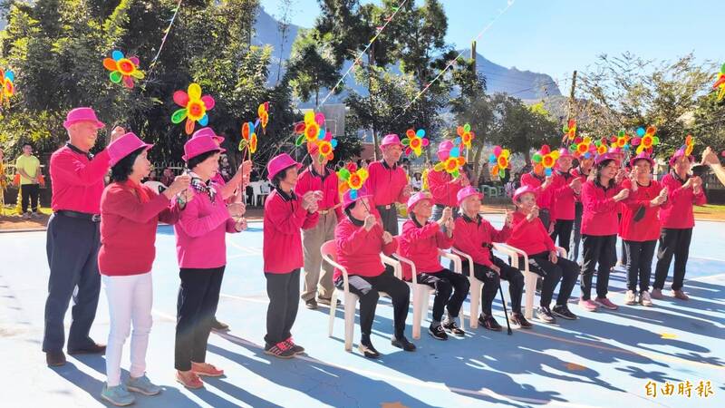 「千歲團」長者帶來優雅的「花之舞」。（記者林宜樟攝）