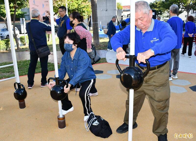 民眾在公園新增的戶外健身區作肌力訓練。（記者湯世名攝）