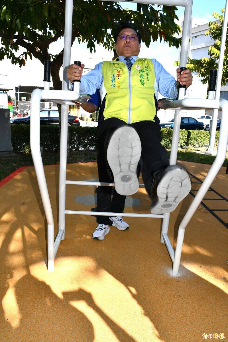 林世賢在新增的戶外健身區訓練肌力。（記者湯世名攝）