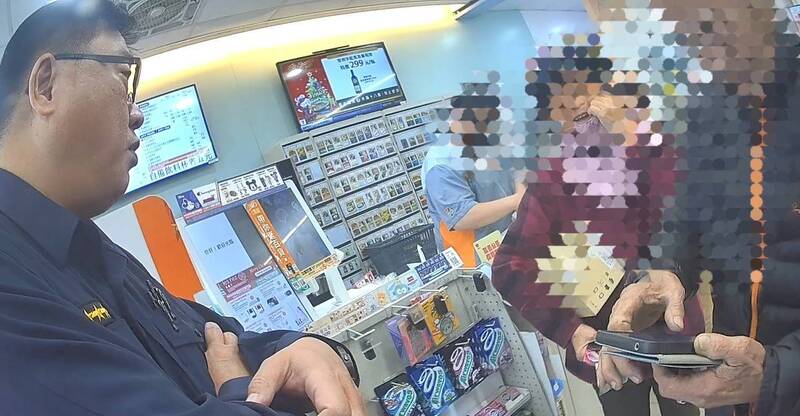 七旬翁网恋险赔棺材本，东港警挽救。（警方提供）