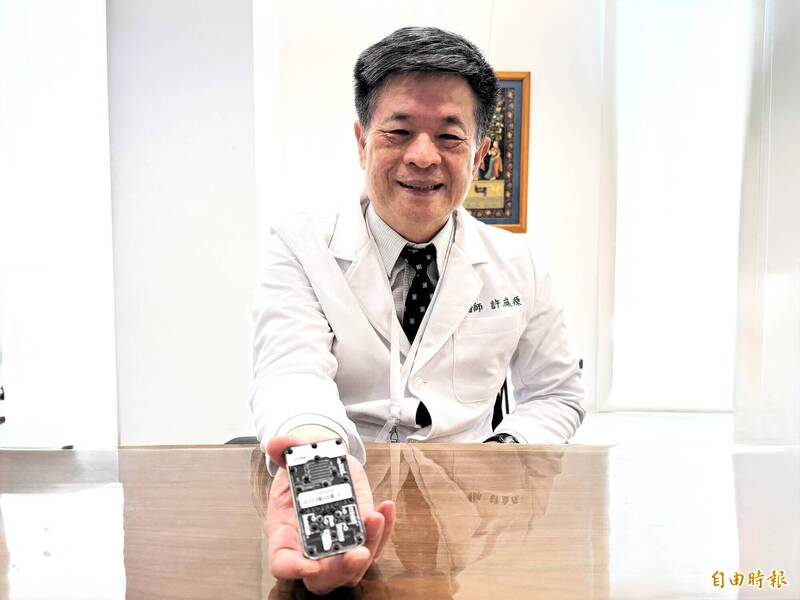 許庭源發明的微流體生物晶片，靠一滴血找出適合此人的調節性T細胞及治療免疫疾病的專屬益生菌。（記者許麗娟攝）